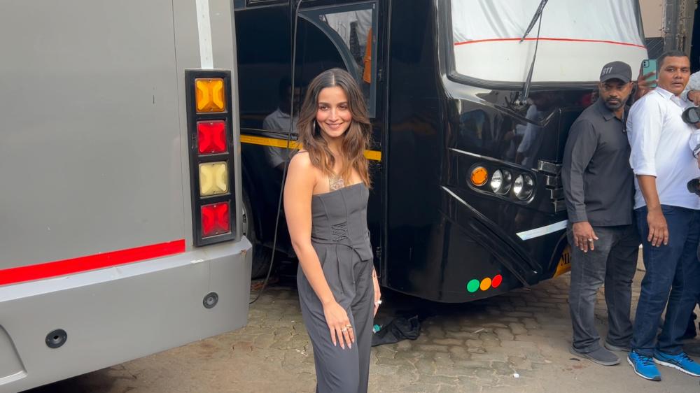 alia-bhatt-was-spotted-shooting-for-what-women-want-season-5-with-kareena-kapoor-khan-as-part-of-her-promotions-for-the-upcoming-film-jigra